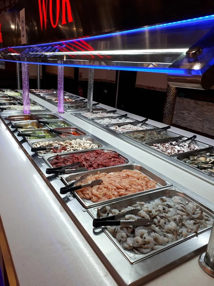 Poissons Viandes Et Légumes Crus À Faire Cuire Au Wok Par Cuisinier